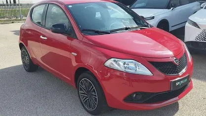 Usata Lancia Ypsilon Gold 69 CV (50 kW) 2019 Rosso Utilitaria