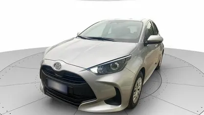 Argento Usata 2025 Toyota Yaris Hybrid Active Tre volumi | 19.800 € (Buon prezzo)