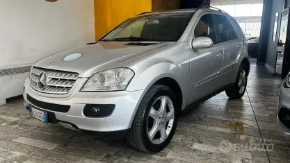 Usata Mercedes ML320 224 CV (164 kW) 2007 Grigio SUV