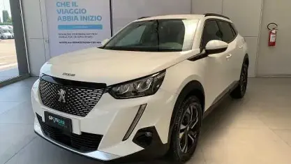 Usata Peugeot 2008 Allure 102 CV (75 kW) 2020 Bianco SUV