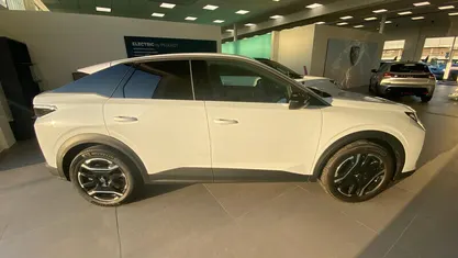 Usata Peugeot e-3008 Allure 156 kW (213 CV) 2024 Bianco SUV
