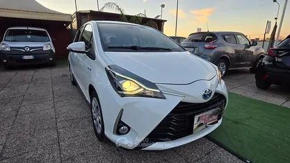 Bianco Usata 2017 Toyota Yaris Hybrid Active Tre volumi | 10.300 € (Buon prezzo)