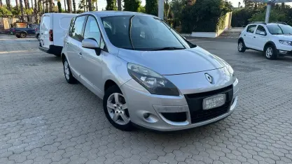 Usata Renault Scénic 110 CV (80 kW) 2010 Argento Monovolume