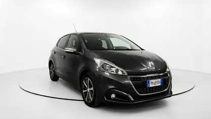 Usata 2017 Peugeot 208 Allure Due volumi | 8900 € (Buon prezzo)