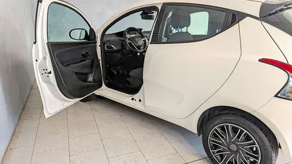 Usata Lancia Ypsilon Gold 70 CV (51 kW) 2023 Bianco Utilitaria