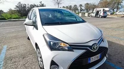 Usata Toyota Yaris Active 69 CV (50 kW) 2015 Bianco Utilitaria