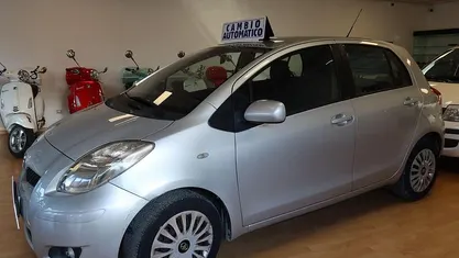 Argento Usata 2010 Toyota Yaris Tre volumi | 6300 € (Buon prezzo)