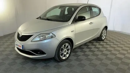 Usata Lancia Ypsilon Gold 70 CV (51 kW) 2016 Argento Utilitaria