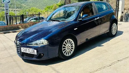 Usata Alfa Romeo 147 Distinctive 120 CV (88 kW) 2006 Blu Utilitaria