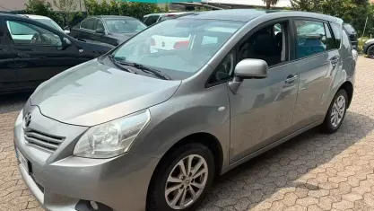 Usata Toyota Verso Sol 132 CV (97 kW) 2010 Grigio Monovolume