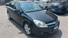 Nero Usata 2009 Opel Astra Cosmo Tre volumi | 1990 € (Buon prezzo)