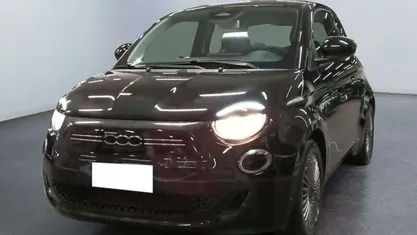 Nero Usata 2022 Fiat 500e La Prima Tre volumi | 17.000 € (Buon prezzo)