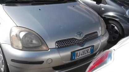Usata Toyota Yaris Sol 86 CV (63 kW) 2000 Grigio Berlina