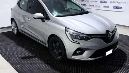 Usata Renault Clio V Business 90 CV (66 kW) 2022 Argento metallizzato Berlina
