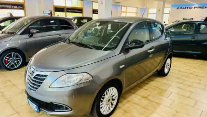 Usata Lancia Ypsilon 69 CV (50 kW) 2015 Grigio Utilitaria