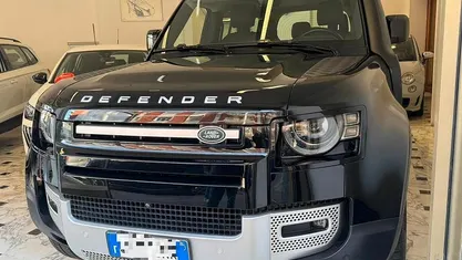 Nero Usata 2023 Land Rover Defender SE SUV | 67.900 € (Cara)