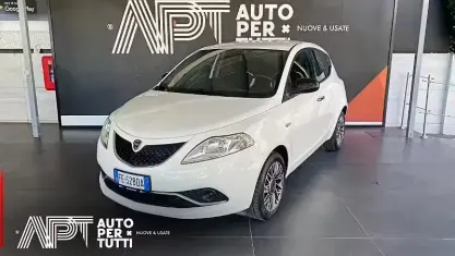 Usata Lancia Ypsilon Gold 69 CV (50 kW) 2016 Bianco Utilitaria
