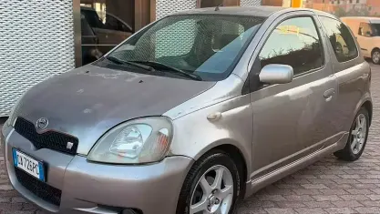 Usata Toyota Yaris Sport 106 CV (77 kW) 2002 Marrone Berlina