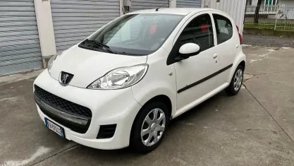 Usata Peugeot 107 Active 68 CV (50 kW) 2010 Bianco Utilitaria