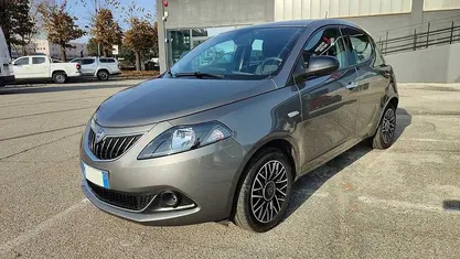 Usata Lancia Ypsilon 69 CV (50 kW) 2024 Grigio Utilitaria