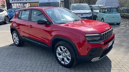 Begagnad Jeep Avenger Altitude 101 HK (74 kW) 2024 Röd SUV