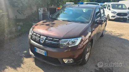 Usata Dacia Sandero Acces 73 CV (53 kW) 2018 Marrone Berlina