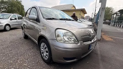 Usata Toyota Yaris Sol 65 CV (47 kW) 2004 Grigio Berlina