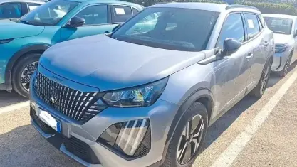 Käytetty Peugeot 2008 Allure 101 HP (74 kW) 2025 Harmaa Katumaasturi