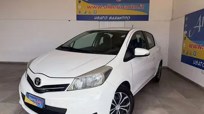 Bianco Usata 2012 Toyota Yaris Lounge Tre volumi | 7000 € (Buon prezzo)