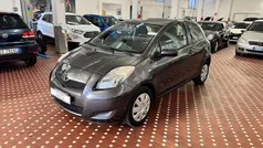 Grigio Usata 2009 Toyota Yaris Luxury Tre volumi | 3700 € (Buon prezzo)