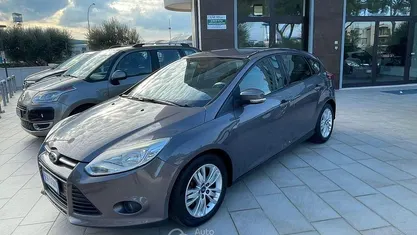 Grigio Usata 2011 Ford Focus Titanium Tre volumi | 4390 € (Buon prezzo)