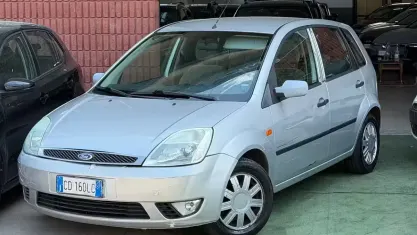 Usata Ford Fiesta Ghia 80 CV (58 kW) 2002 Grigio Utilitaria