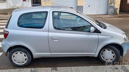 Usata Toyota Yaris 68 CV (50 kW) 2002 Grigio Berlina