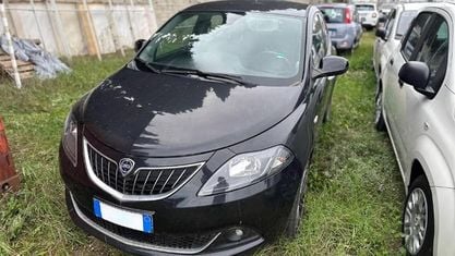 Usado Lancia Ypsilon Gold 70 CV (51 kW) 2023 Negro Utilitario