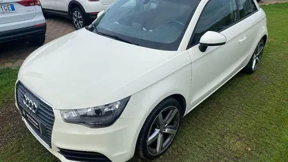Bianco Usata 2011 Audi A1 Attraction Due volumi | 7500 € (Buon prezzo)