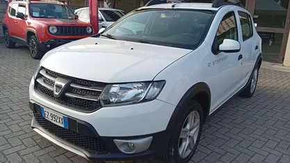 Begagnad Dacia Sandero Prestige 90 HK (66 kW) 2015 Vit Sedan