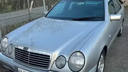 Usata Mercedes E320 Avantgarde 220 CV (161 kW) 1996 Grigio Berlina