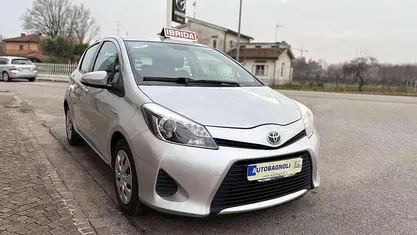 Usata Toyota Yaris Hybrid Lounge 75 CV (55 kW) 2014 Berlina