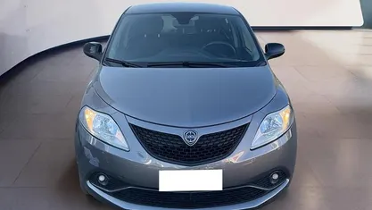 Usata Lancia Ypsilon Gold 69 CV (50 kW) 2019 Grigio Utilitaria