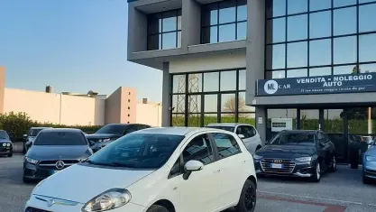 Usata Fiat Grande Punto Dynamic 69 CV (50 kW) 2010 Bianco Utilitaria