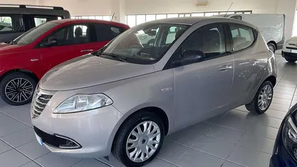 Usata Lancia Ypsilon Gold 69 CV (50 kW) 2012 Oro Utilitaria