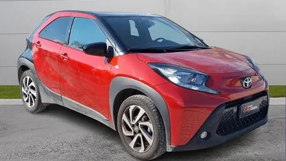 Usata Toyota Aygo X Trend 72 CV (52 kW) 2025 Rosso tetto nero SUV