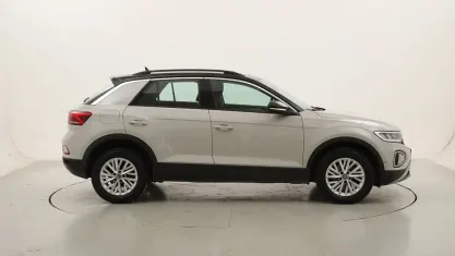 Usata VW T-Roc Life 110 CV (80 kW) 2023 Grigiogrigio SUV