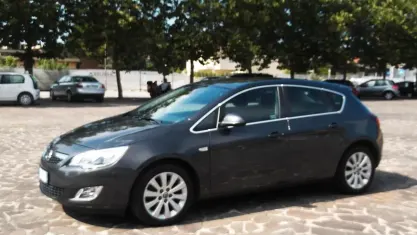 Usata Opel Astra 110 CV (80 kW) 2011 Marrone Berlina