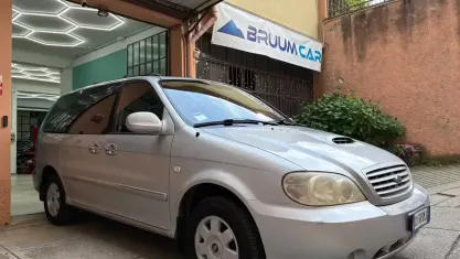 Usata Kia Carnival EX 145 CV (106 kW) 2002 Grigio Monovolume