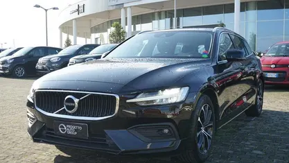Usata Volvo V60 Momentum 150 CV (110 kW) 2020 Nero Station wagon