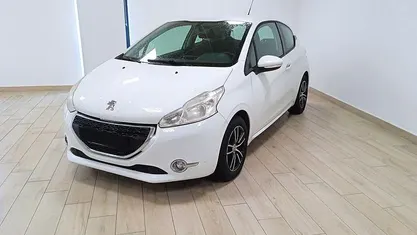 Bianco Usata 2013 Peugeot 208 Allure Due volumi | 5900 € (Buon prezzo)
