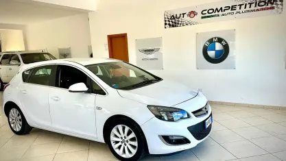 Usata Opel Astra 140 CV (102 kW) 2014 Bianco Berlina