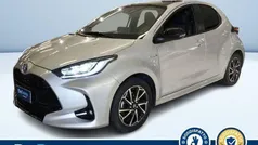 Argento Usata 2021 Toyota Yaris Hybrid Lounge Tre volumi | 19.300 € (Buon prezzo)