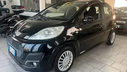 Usata Peugeot 107 Active 68 CV (50 kW) 2013 Nero Utilitaria